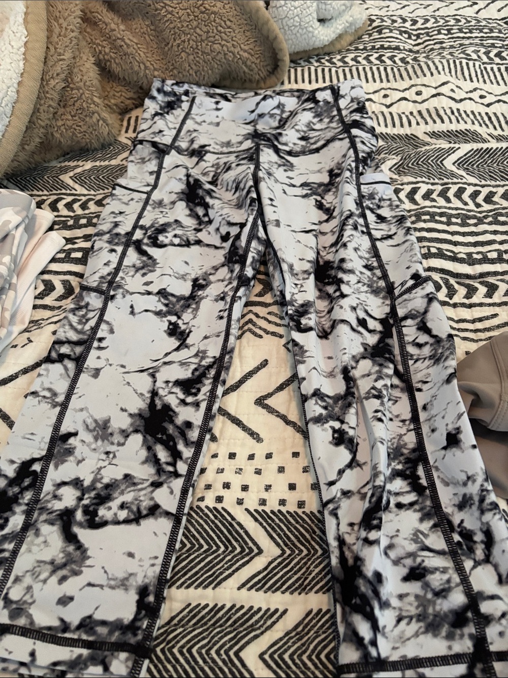 Women’s Black & White Marble Legging Capris